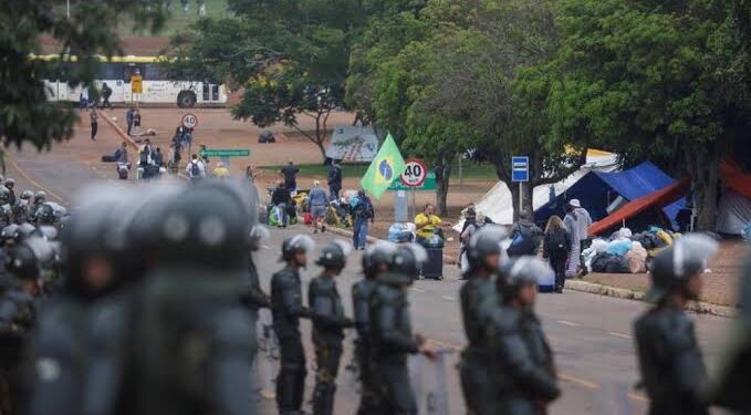 PM e Polícia do Exército preparam desocupação de acampamento golpista no DF