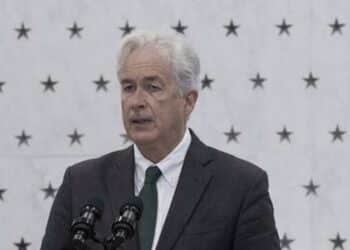 Director da CIA encontra-se com Dbeibé e Haftar na primeira visita oficial à Líbia