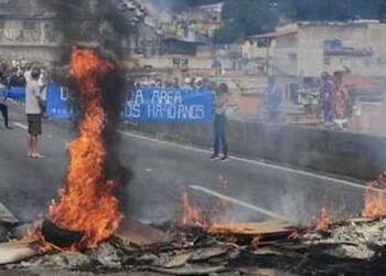 Em protesto por moradia, grupo bloqueia trecho da Via Dutra