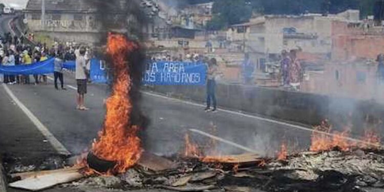 Em protesto por moradia, grupo bloqueia trecho da Via Dutra
