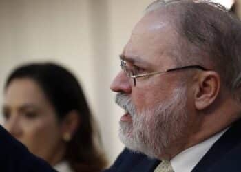 Aras cria órgão de defesa da democracia após anos de inação contra golpismo de bolsonaristas