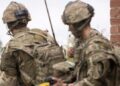 O Secretário de Defesa britânico admite que o exército britânico «ficou para trás».