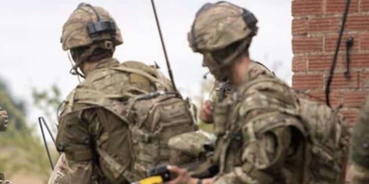 O Secretário de Defesa britânico admite que o exército britânico «ficou para trás».