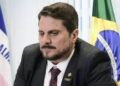 Marcos do Val muda versão, tenta isentar Bolsonaro e recua de renúncia no Senado