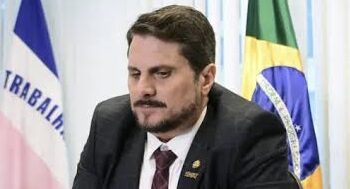 Marcos do Val muda versão, tenta isentar Bolsonaro e recua de renúncia no Senado