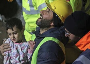 Três dias após terremoto na Turquia e Síria, socorristas ainda salvam vidas