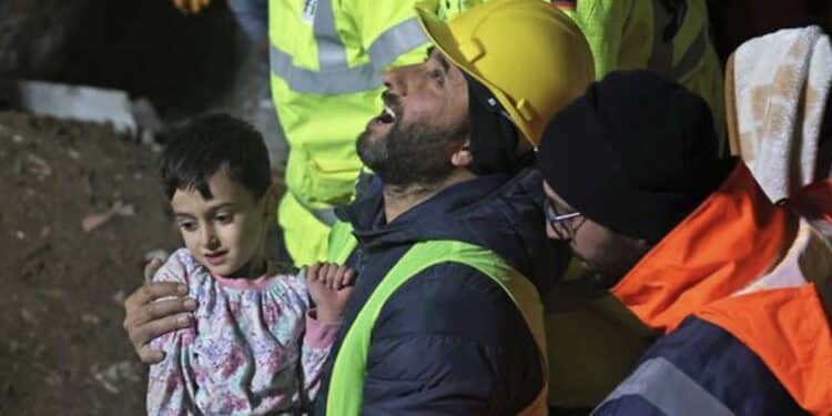 Três dias após terremoto na Turquia e Síria, socorristas ainda salvam vidas