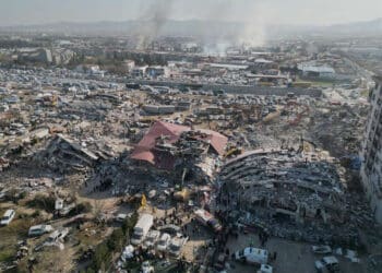 Novo terremoto atinge a Turquia, mata uma pessoa e destrói dezenas de prédios