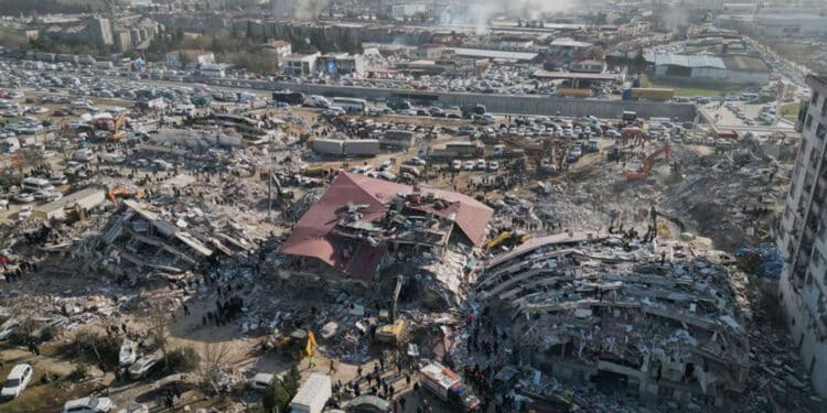 Novo terremoto atinge a Turquia, mata uma pessoa e destrói dezenas de prédios