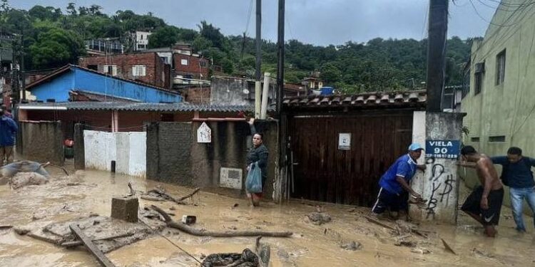 Polícia aciona protocolo especial para identificar mortos pelas chuvas no litoral de SP 45 Polícia aciona protocolo especial para identificar mortos pelas chuvas no litoral de SP