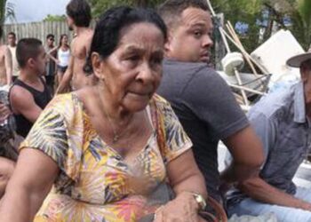 Chuva no litoral: Turistas e moradores usam barcos para deixar São Sebastião após enchentes