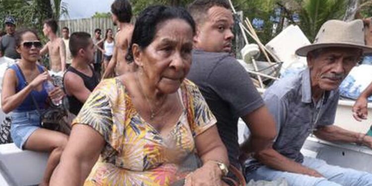 Chuva no litoral: Turistas e moradores usam barcos para deixar São Sebastião após enchentes 45 Chuva no litoral: Turistas e moradores usam barcos para deixar São Sebastião após enchentes