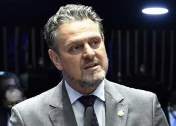 Lula exonera 13 ministros para reforçar votação em aliados para presidências do Senado e da Câmara