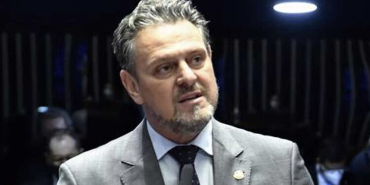 Lula exonera 13 ministros para reforçar votação em aliados para presidências do Senado e da Câmara