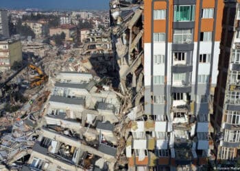 Turquia começa a prender empreiteiros de prédios que caíram