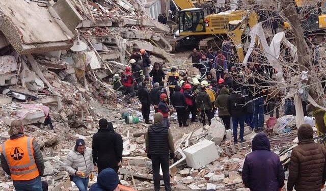 Terremoto deixa mais de 1.200 mortos e milhares de feridos na Turquia e na Síria