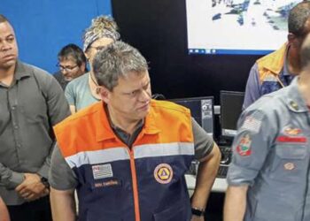 Tarcísio de Freitas pede apoio das Forças Armadas no resgate às vítimas das chuvas no litoral de SP