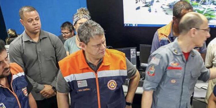 Tarcísio de Freitas pede apoio das Forças Armadas no resgate às vítimas das chuvas no litoral de SP 45 Tarcísio de Freitas pede apoio das Forças Armadas no resgate às vítimas das chuvas no litoral de SP