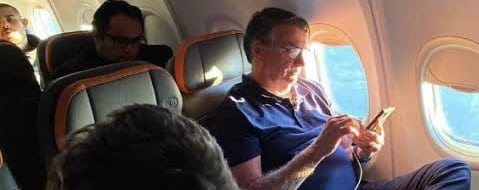 Bolsonaro é aplaudido e ouve grito de 'cadeia' em voo na 'nave Harry Potter' da Gol 45 Bolsonaro é aplaudido e ouve grito de ‘cadeia’ em voo na ‘nave Harry Potter’ da Gol