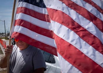EUA estão menos patriotas, menos religiosos e mais intolerantes, segundo pesquisa