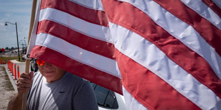 EUA estão menos patriotas, menos religiosos e mais intolerantes, segundo pesquisa
