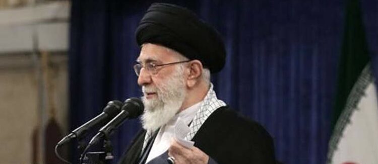 Khamenei concede perdão a 80.000 prisioneiros, incluindo os detidos em protestos sobre a morte de Mahsa Amini