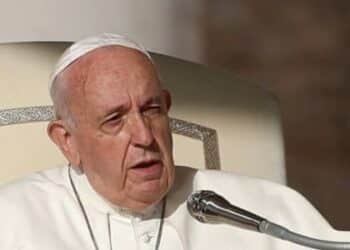 Papa Francisco diz que celibato na Igreja Católica pode ser revisto