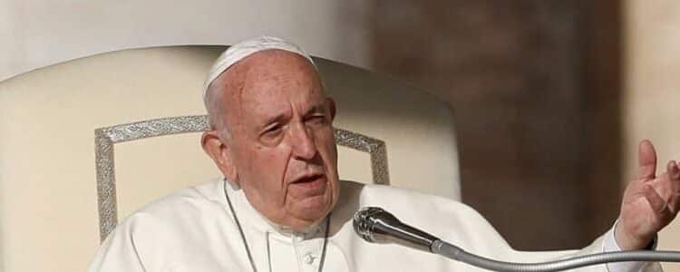 Papa Francisco diz que celibato na Igreja Católica pode ser revisto