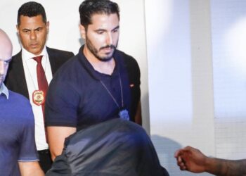 Aluno que esfaqueou professora tentou comprar arma para ataque, diz delegado