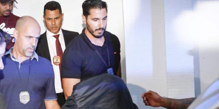 Aluno que esfaqueou professora tentou comprar arma para ataque, diz delegado