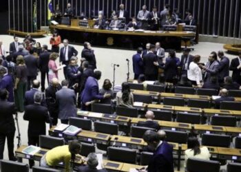 Deputados do PL querem convocar Juscelino Filho para que ele explique voos com avião da FAB