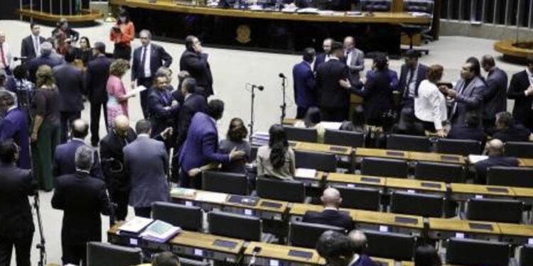 Deputados do PL querem convocar Juscelino Filho para que ele explique voos com avião da FAB