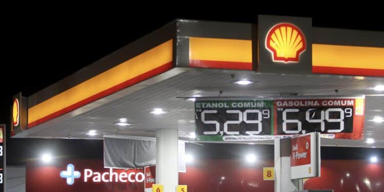 Alta na gasolina terá impacto de 0,32 ponto percentual na inflação de março, estima FGV