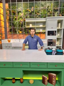Conheça a trajetória do renomado Chef de cozinha, Manoel Batista. 48 6224171F A8BB 4A17 BE4D 72866FA58B1A