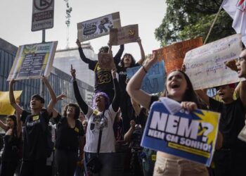 Ministro confirma suspensão de cronograma do novo ensino médio, mas refuta revogação