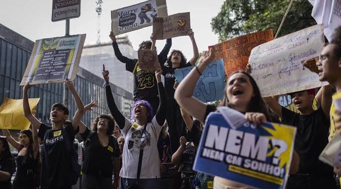 Ministro confirma suspensão de cronograma do novo ensino médio, mas refuta revogação