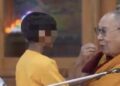 Dalai Lama causa repulsa ao pedir que criança ‘chupe sua língua’