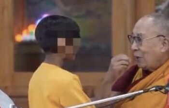 Dalai Lama causa repulsa ao pedir que criança ‘chupe sua língua’