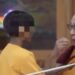 Dalai Lama causa repulsa ao pedir que criança ‘chupe sua língua’