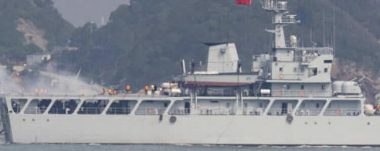 China realiza exercícios de tiro com munição real no estreito de Taiwan; EUA mobilizam destroyer