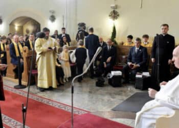 Papa pede fim da ‘indiferença’ em encontro com refugiados na Hungria