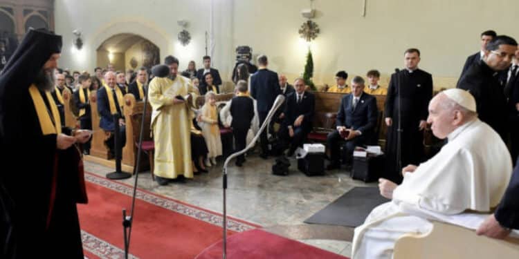 Papa pede fim da ‘indiferença’ em encontro com refugiados na Hungria