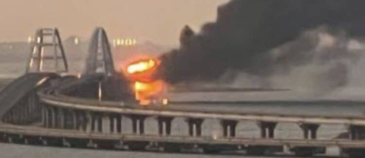 Ataque provoca explosão de tanque de petróleo na Crimeia
