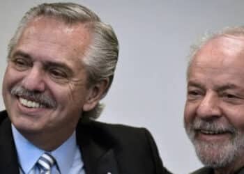 Em busca de ajuda, Fernández se reúne com Lula em Brasília