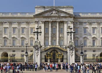 Homem é preso após jogar munição no Palácio de Buckingham dias antes da coroação de Charles III