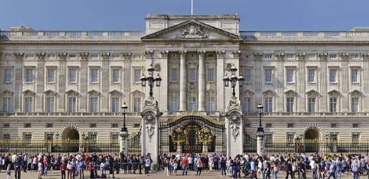 Homem é preso após jogar munição no Palácio de Buckingham dias antes da coroação de Charles III 45 Homem é preso após jogar munição no Palácio de Buckingham dias antes da coroação de Charles III