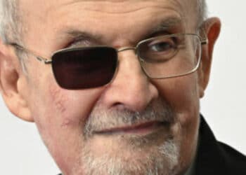 Salman Rushdie reaparece em público em Nova York pela primeira vez após atentado