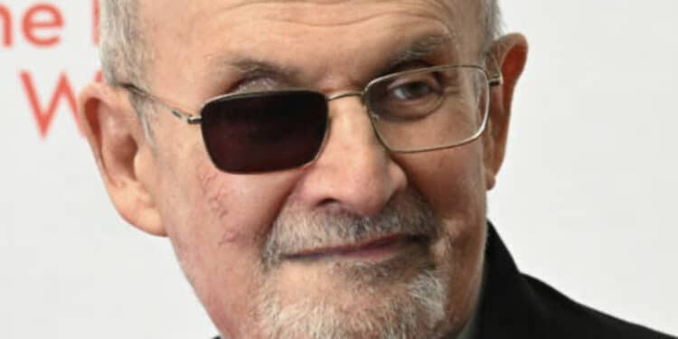 Salman Rushdie reaparece em público em Nova York pela primeira vez após atentado