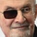 Salman Rushdie reaparece em público em Nova York pela primeira vez após atentado