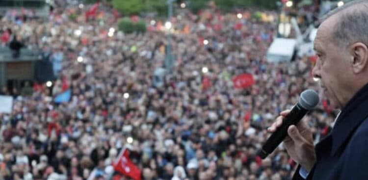 Após vitória eleitoral, Erdogan atira para todo lado